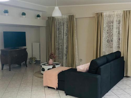 a living room with a couch and a television at Matteo's House in Penne