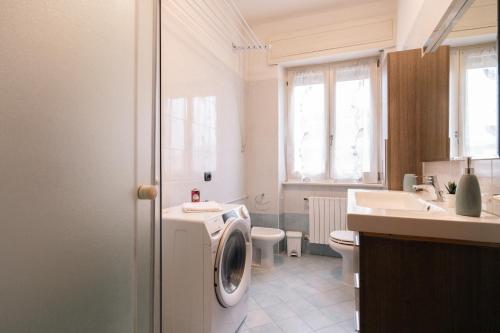 a bathroom with a washing machine and a sink at Appartamento Scaligero in Verona