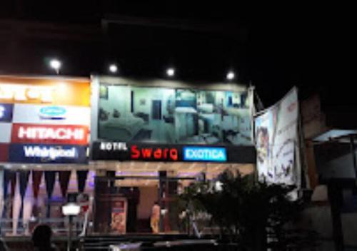 budynek z tabliczkami na boku w nocy w obiekcie Swarg Exotica Bihar w mieście Samastīpur