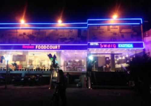 a store front at night with purple and blue lights w obiekcie Swarg Exotica Bihar w mieście Samastīpur