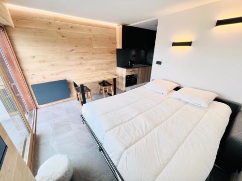 - une chambre avec un grand lit et une table dans l'établissement Appartement 4 personnes pistes, à Combloux