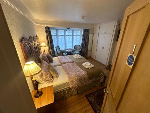 Un dormitorio con una cama grande y una ventana. en Cambridge Bed & Breakfast, en Cambridge
