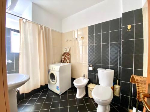 un bagno con WC, lavandino e doccia di Caramel Sun Studios Apts a Sarandë