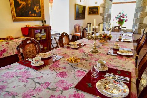 una sala da pranzo con tavolo e tovaglia rosa di Cortijo San Ignacio a El Cortijo