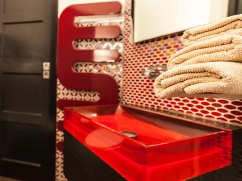 eine rote Schublade im Badezimmer mit Handtüchern in der Unterkunft Villa Lidia in Balestrate