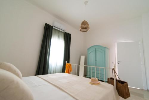 1 dormitorio con 1 cama y puerta azul en Il casalicchio for couples, en Montalbano
