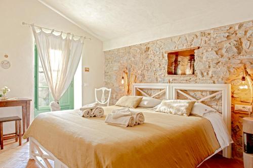 Postel nebo postele na pokoji v ubytování Podere La Gualda Vecchia alloggi di charme immersi nel Giardino Emozionale outdoor SPA