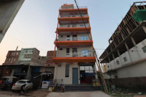 a tall building with a balcony on top of it at Hotel Friends Inn ,Jakariyapur in Gulzārbāgh