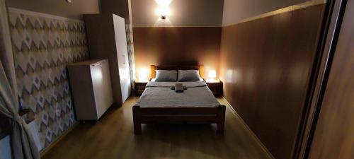 a small room with a bed and two lamps at KEISA APARTRooms in Nowy Sącz