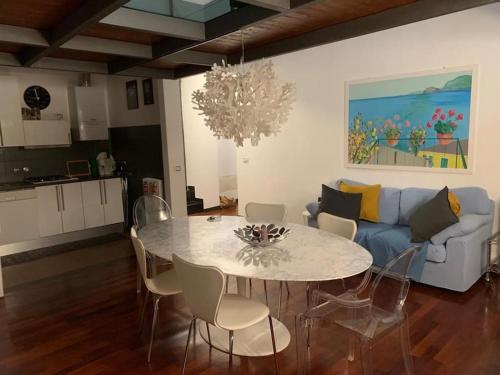 - un salon avec une table et un canapé bleu dans l'établissement Appartamento “Il Grifone”, à Gênes