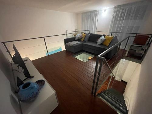 - un salon avec un canapé et une table en verre dans l'établissement Appartamento “Il Grifone”, à Gênes
