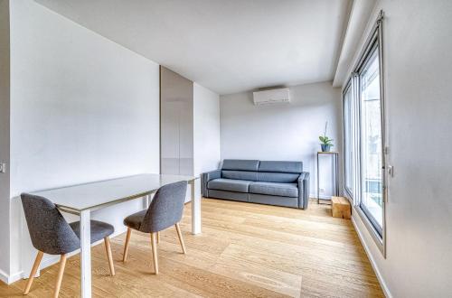 Ruang duduk di Superbe 2 pièces 52 m2 refait à neuf Boulogne Nord - Superb brand new 1 bedroom appartement North of Boulogne