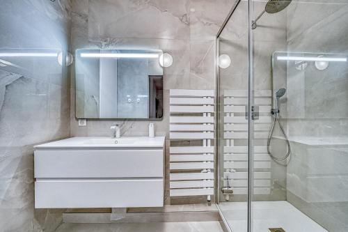 a bathroom with a sink and a shower at Superbe 2 pièces 52 m2 refait à neuf Boulogne Nord - Superb brand new 1 bedroom appartement North of Boulogne in Boulogne-Billancourt