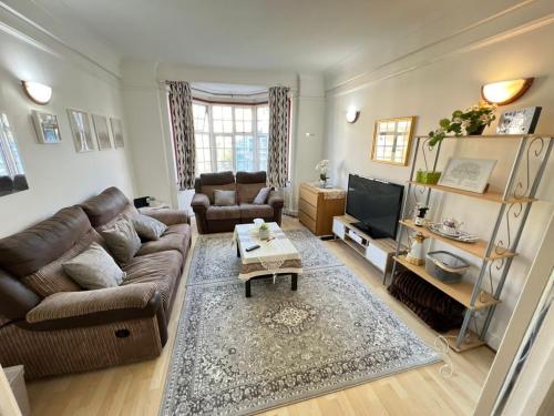 ein Wohnzimmer mit einem Sofa und einem Tisch in der Unterkunft The Rumah at Hyde Park in London