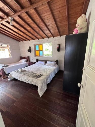 1 dormitorio con 1 cama en una habitación con techos de madera en EL PARAISO G - FINCA HOTEL LGBT - ADULTS ONLY, en San Vicente
