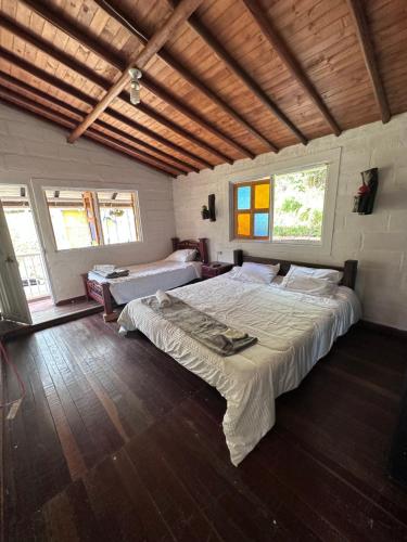 1 dormitorio con 2 camas en una habitación en EL PARAISO G - FINCA HOTEL LGBT - ADULTS ONLY en San Vicente