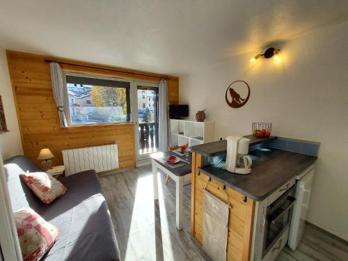 - une petite cuisine avec un comptoir dans une chambre dans l'établissement Villard je t'aime - Résidence Les Chalets du Village - 2 Studios 4 personnes, à Villard-de-Lans
