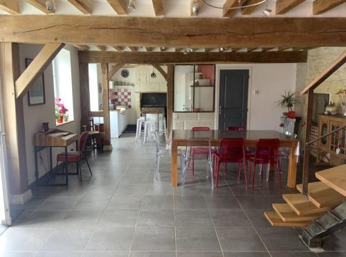 ChâteauvieuxにあるLa maison des cavesのキッチン、ダイニングルーム(テーブル、椅子付)