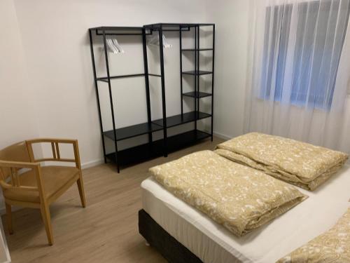 1 dormitorio con 1 cama, 1 silla y 1 silla en Eisenbahn, en Rheinmunster