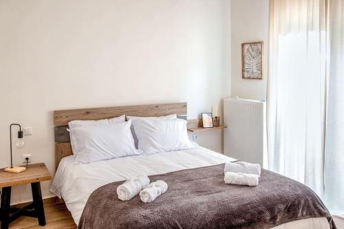 ein Schlafzimmer mit einem Bett mit zwei Handtüchern darauf in der Unterkunft Lake View Terrace Apartment in Kastoria