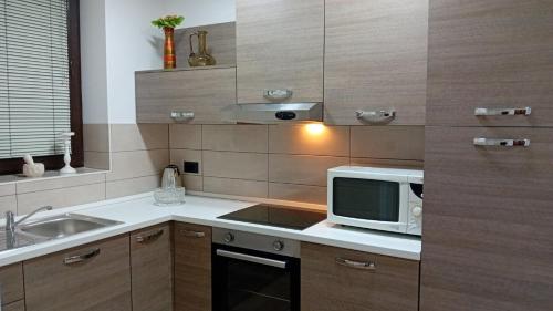 cocina con microondas y fregadero en Apartman Katarina, en Čakovec