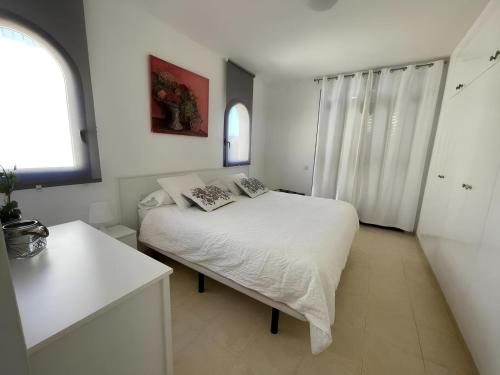 Cama o camas de una habitación en Bonita villa con propio entrada y con piscina