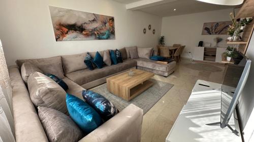 a living room with a couch and a coffee table at Luxury Family Appart 7 Pers - CheckPoint - Oujda Center in Oujda