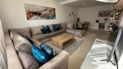 TV a/nebo společenská místnost v ubytování Luxury Family Appart 7 Pers - CheckPoint - Oujda Center