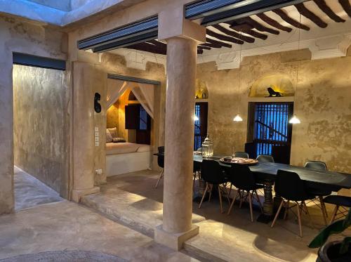 - une salle à manger avec une table et des chaises dans l'établissement Ttunu House, à Lamu
