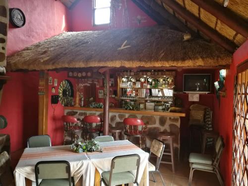 - une salle à manger avec une table et des chaises dans l'établissement Mount Park Guest Farm, à Dargle