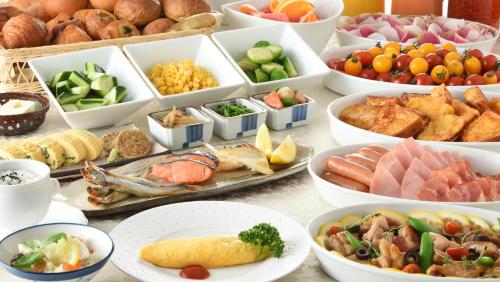 een tafel met veel schalen van verschillende soorten voedsel bij Fukuyama New Castle Hotel in Fukuyama