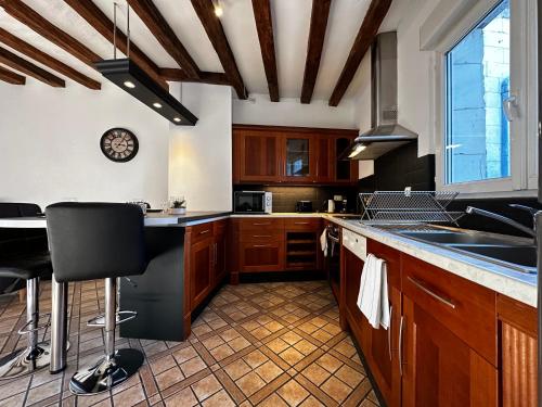 une cuisine avec un évier et un plan de travail dans l'établissement Appartement de charme - Centre ville de Bléré, à Bléré