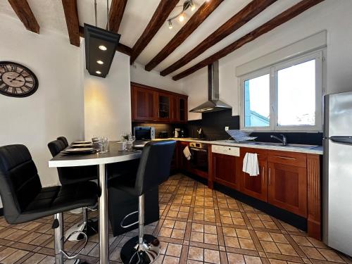 a kitchen with a table and some chairs in it at Appartement de charme - Centre ville de Bléré in Bléré