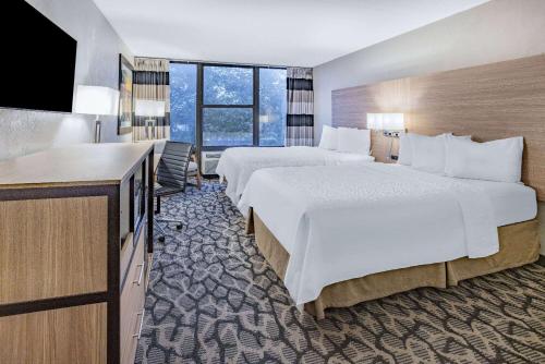 Postel nebo postele na pokoji v ubytování Ramada by Wyndham West Atlantic City