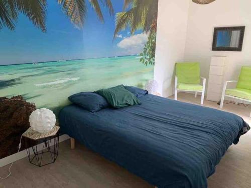 - une chambre avec un lit et une peinture sur l'océan dans l'établissement Magnifique villa familiale avec piscine, à Nice