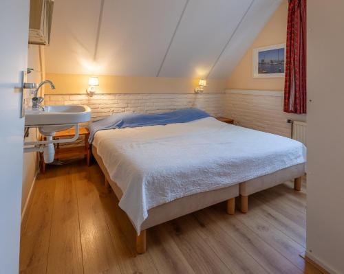 Postel nebo postele na pokoji v ubytování Jhr de Casembrootplein 13
