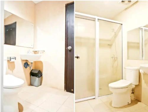 łazienka z toaletą i prysznicem w obiekcie STEFANI MAKATI HOTEL w mieście Pekanbaru