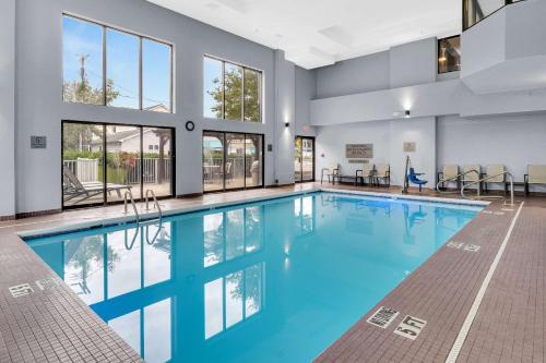 a swimming pool with blue water in a building at Country Inn & Suites by Radisson Rehoboth Beach - Dewey in Rehoboth Beach