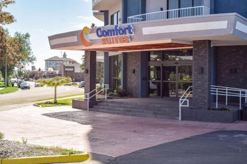 a building with a sign that reads comfort suites at Comfort Suites Idaho Falls in Idaho Falls