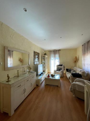 sala de estar amplia con lavamanos y sofá en Casa La Pradera Cañete, en Cañete