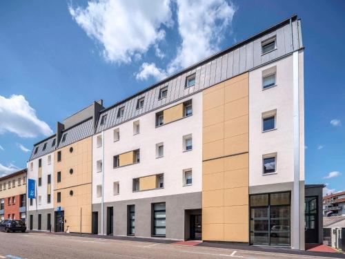 a large white building on the side of a street at ibis budget Forbach Centre in Forbach