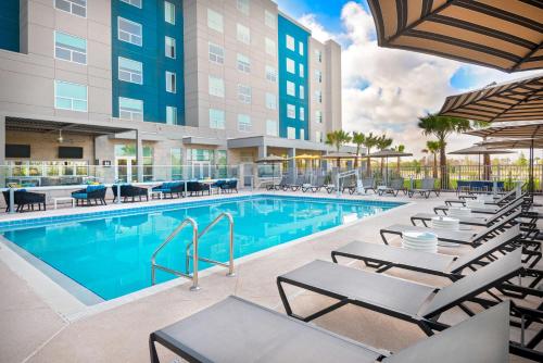 an image of a pool at ariott hotel at Hyatt House Orlando Airport in Orlando