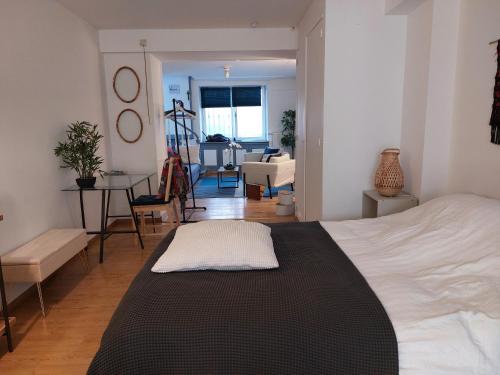 1 dormitorio con 1 cama y sala de estar en Chatelain Residence, en Bruselas