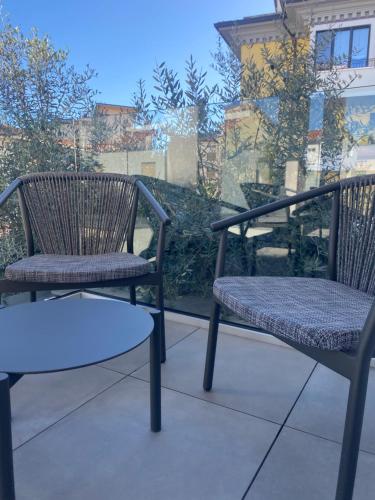 two chairs and a table on a patio at Kalé in Pordenone