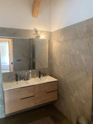 une salle de bain avec un lavabo et un miroir dans l'établissement megeve demi quartier chalet 12 p, à Demi-Quartier