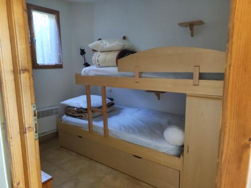 une chambre avec deux lits superposés dans une pièce dans l'établissement Appartement les Angles, aux Angles