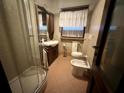 W łazience znajduje się prysznic, umywalka i toaleta. w obiekcie Bardo Escape w mieście Bardonecchia