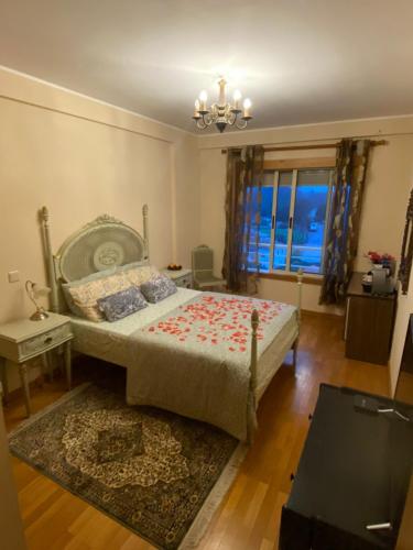 una camera con letto, tavolo e finestra di Vintage suites a Valongo