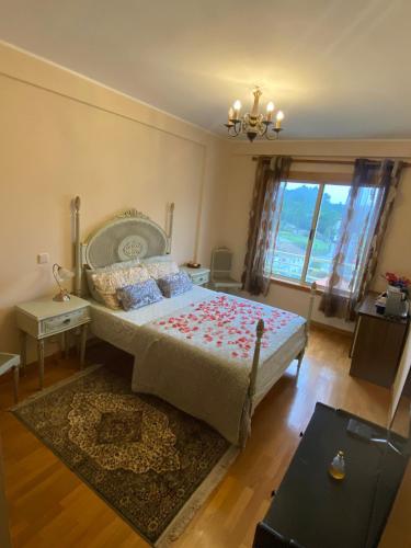 una camera con un grande letto e una grande finestra di Vintage suites a Valongo