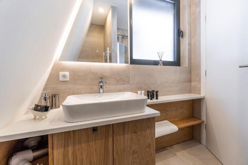 un bagno con lavandino e specchio di Jahorina Rusovo Village a Jahorina